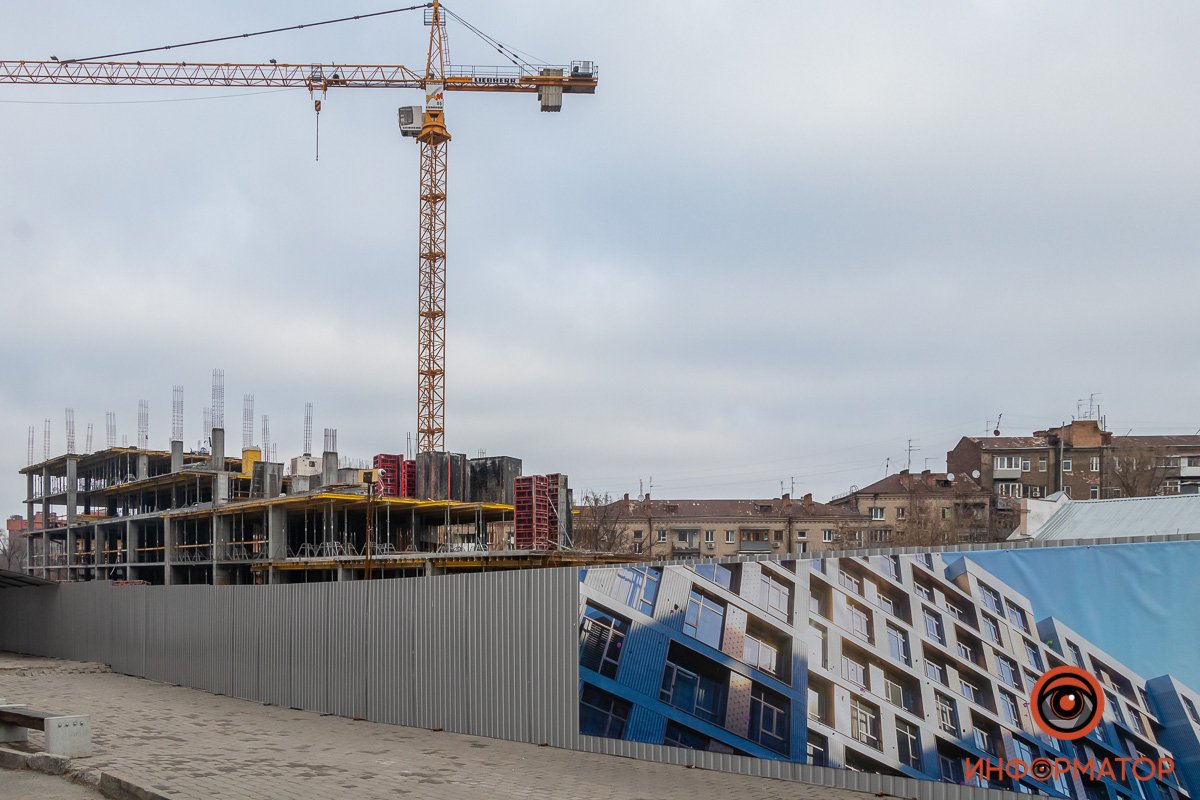 На ограждении вывешены рендеры того, как будет выглядеть дом