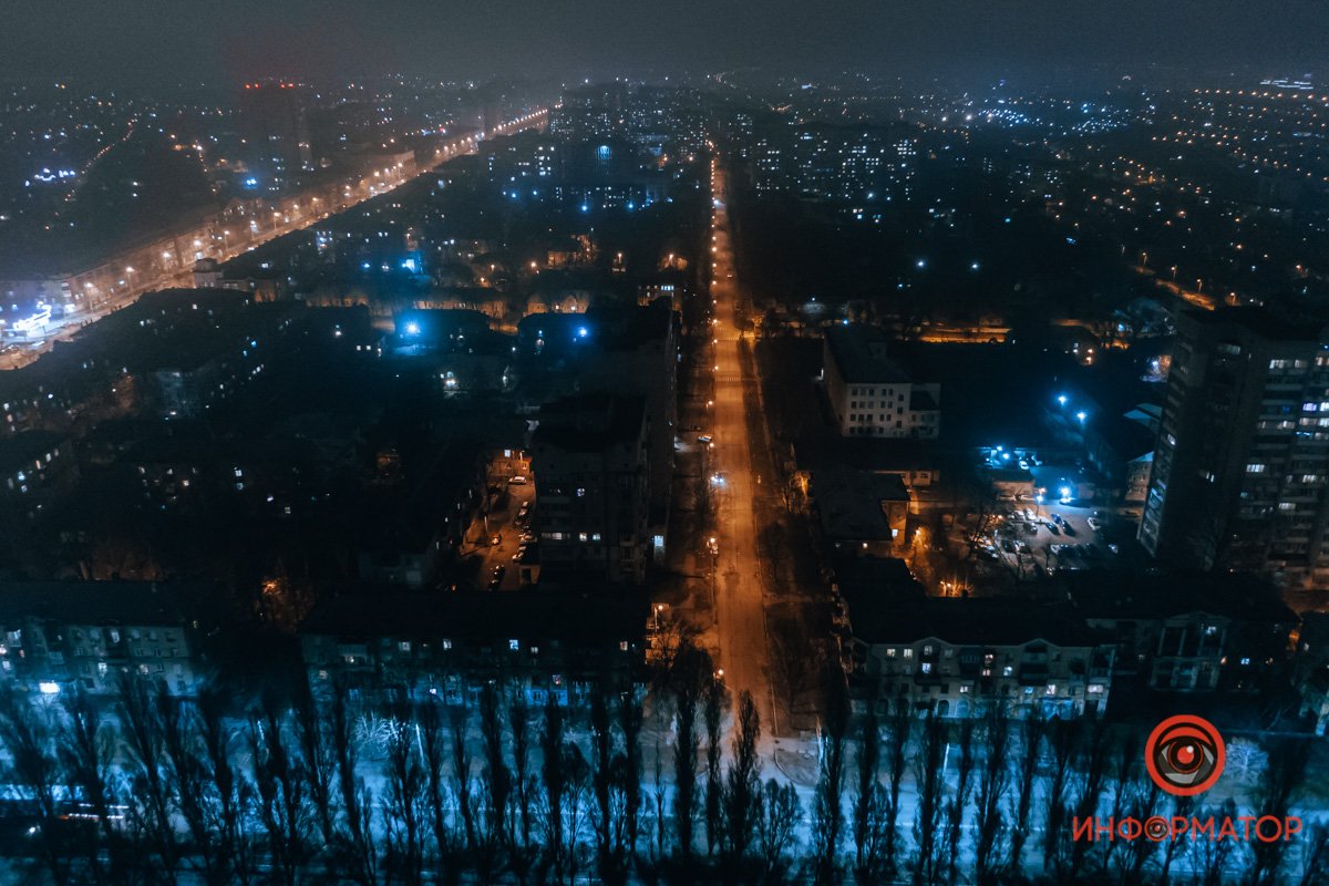 За стройным рядом голых деревьев