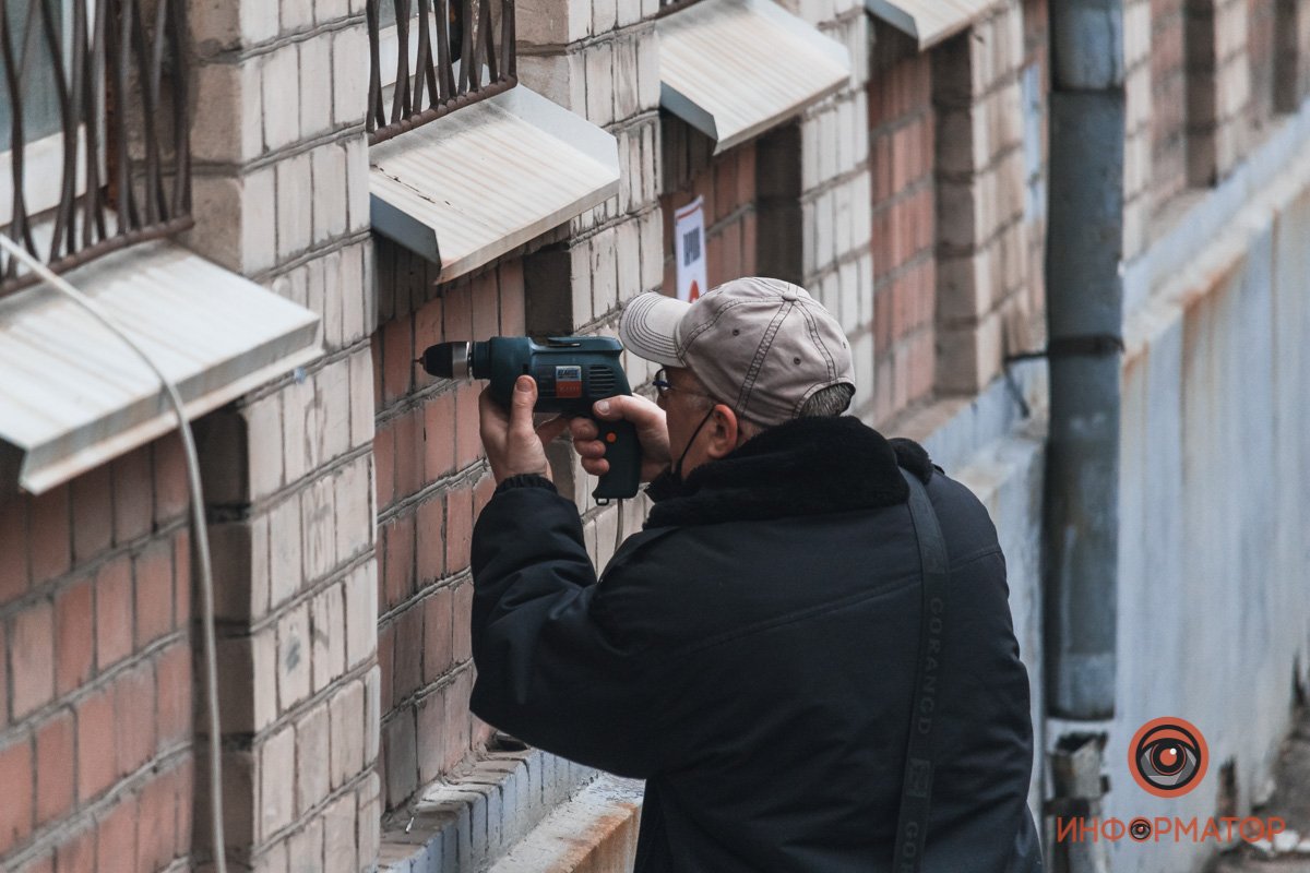 Интересно, по какому принципу он выбирал места, куда вешал эти таблички?