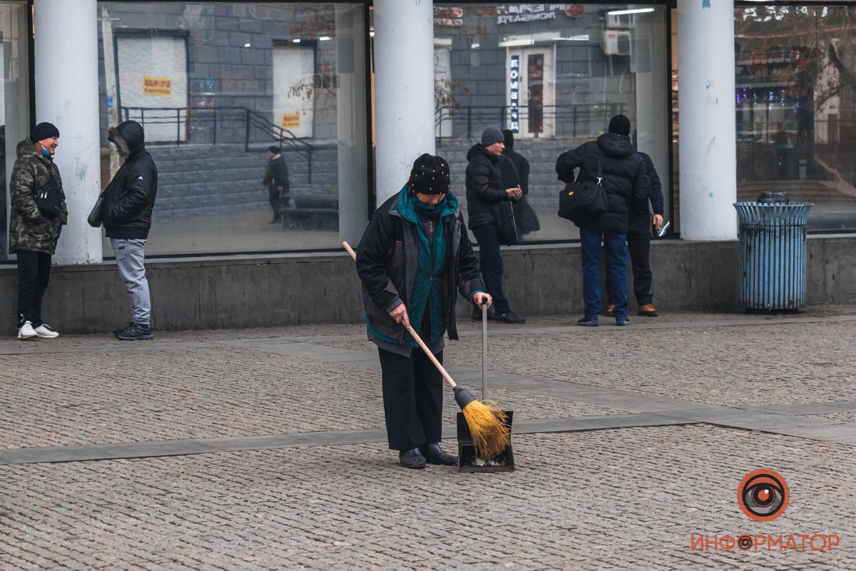 Собирает по крупицам остатки новогоднего настроения 😅