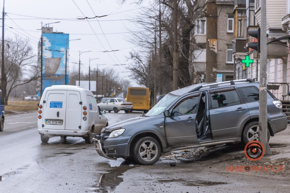 Легковое авто двигалось от Амурского моста Легковое авто двигалось от Амурского моста