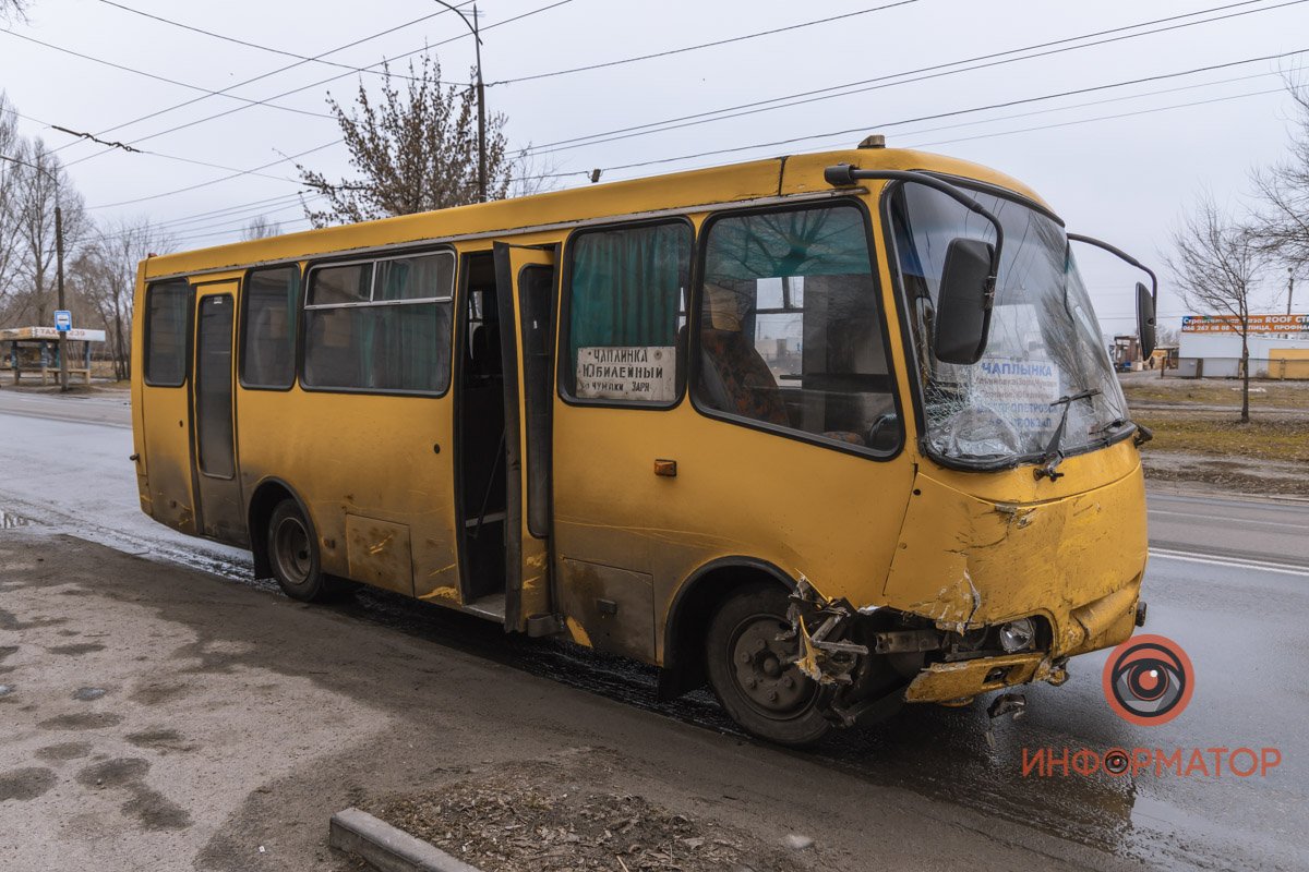 В салоне автобуса находились 3 человека В салоне автобуса находились 3 человека