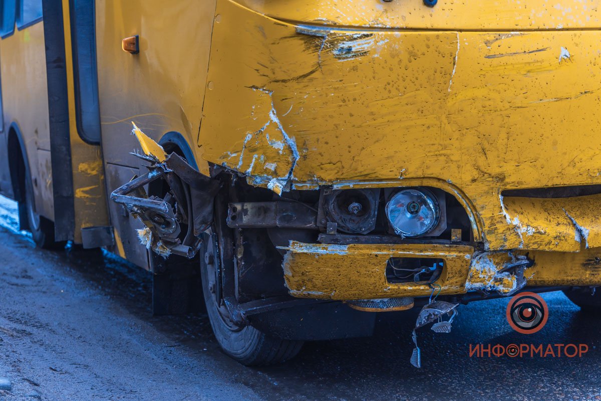 У автобуса повреждена правая передняя часть У автобуса повреждена правая передняя часть