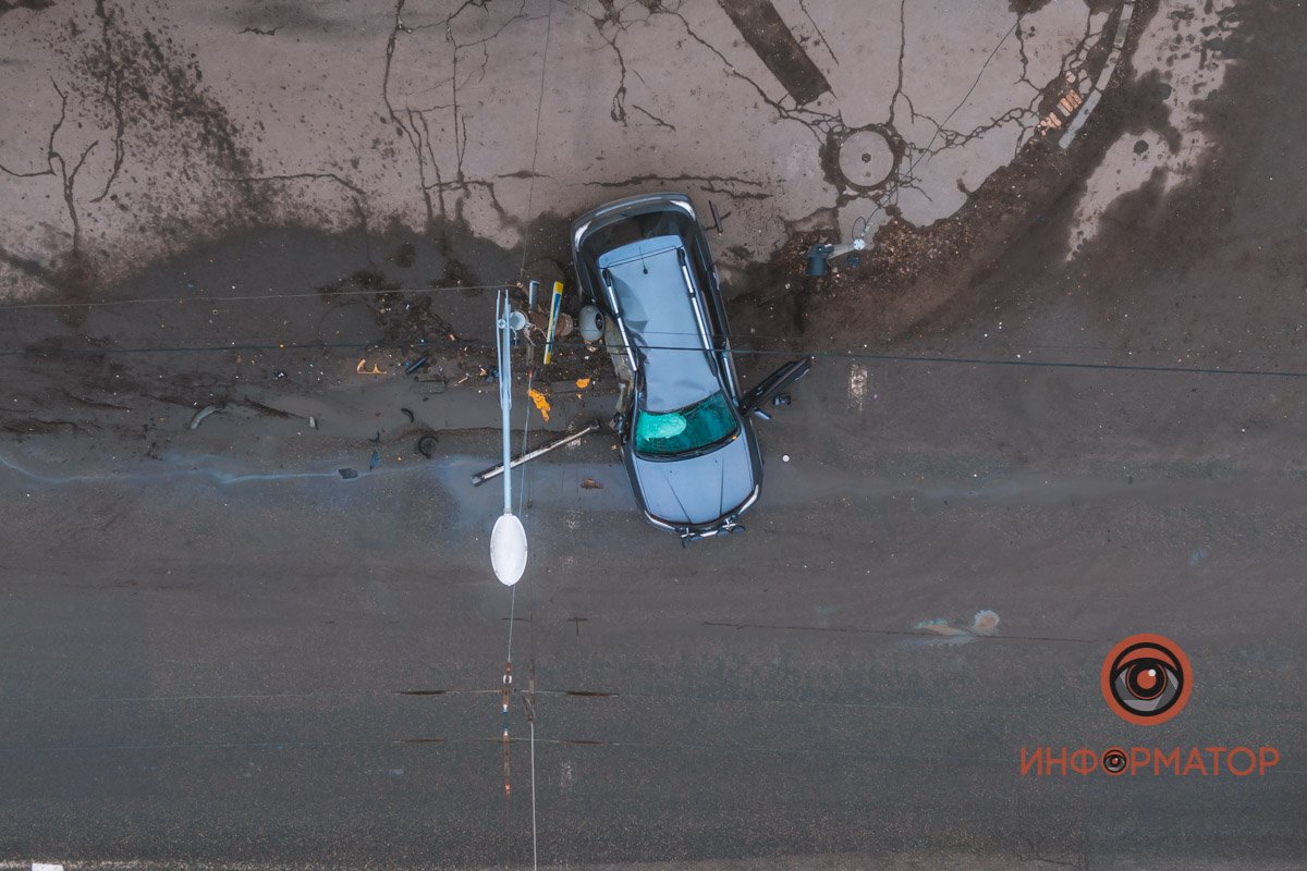 Удар пришелся на правую часть авто Удар пришелся на правую часть авто