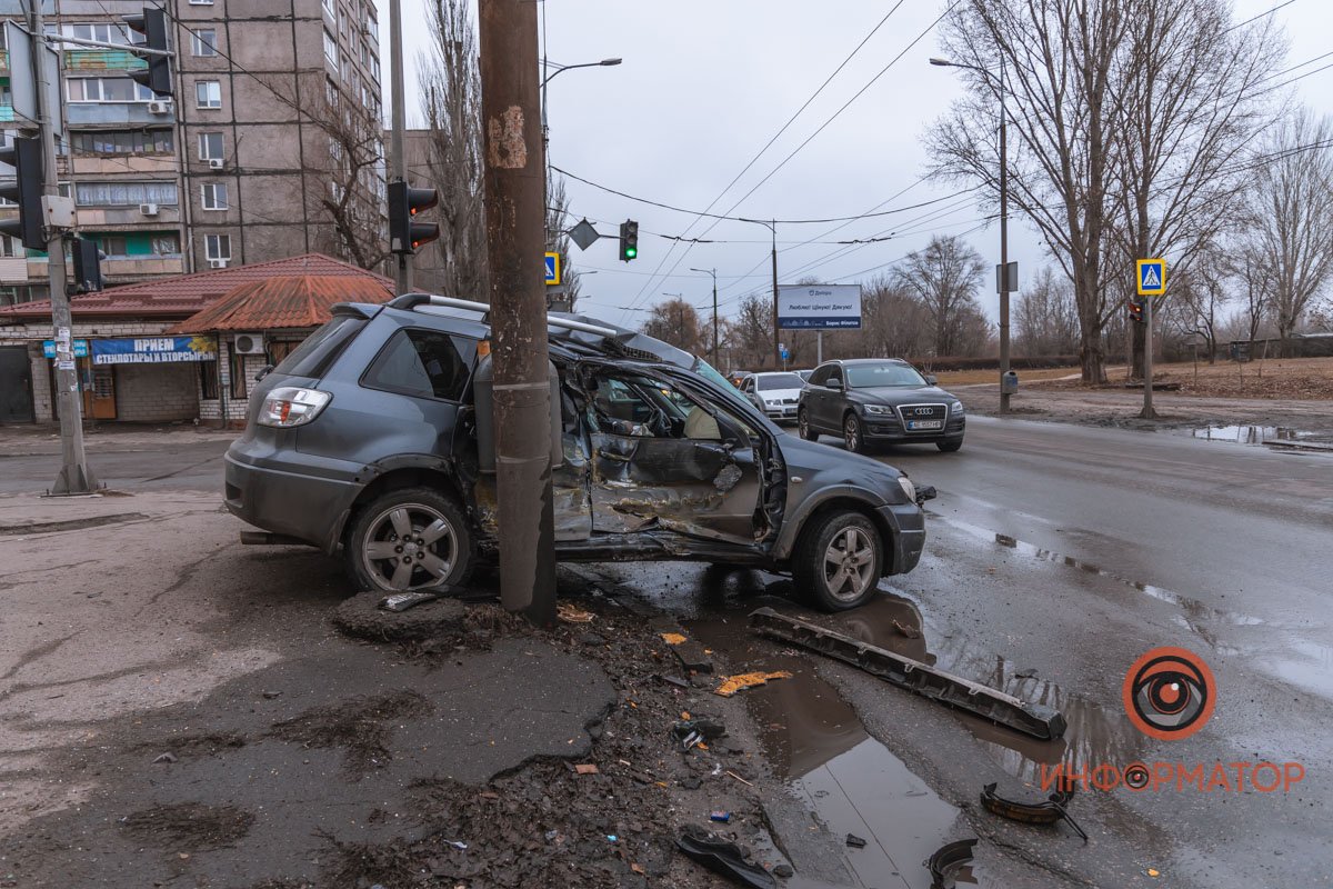 Mitsubishi вылетел на тротуар и врезался в столб Mitsubishi вылетел на тротуар и врезался в столб
