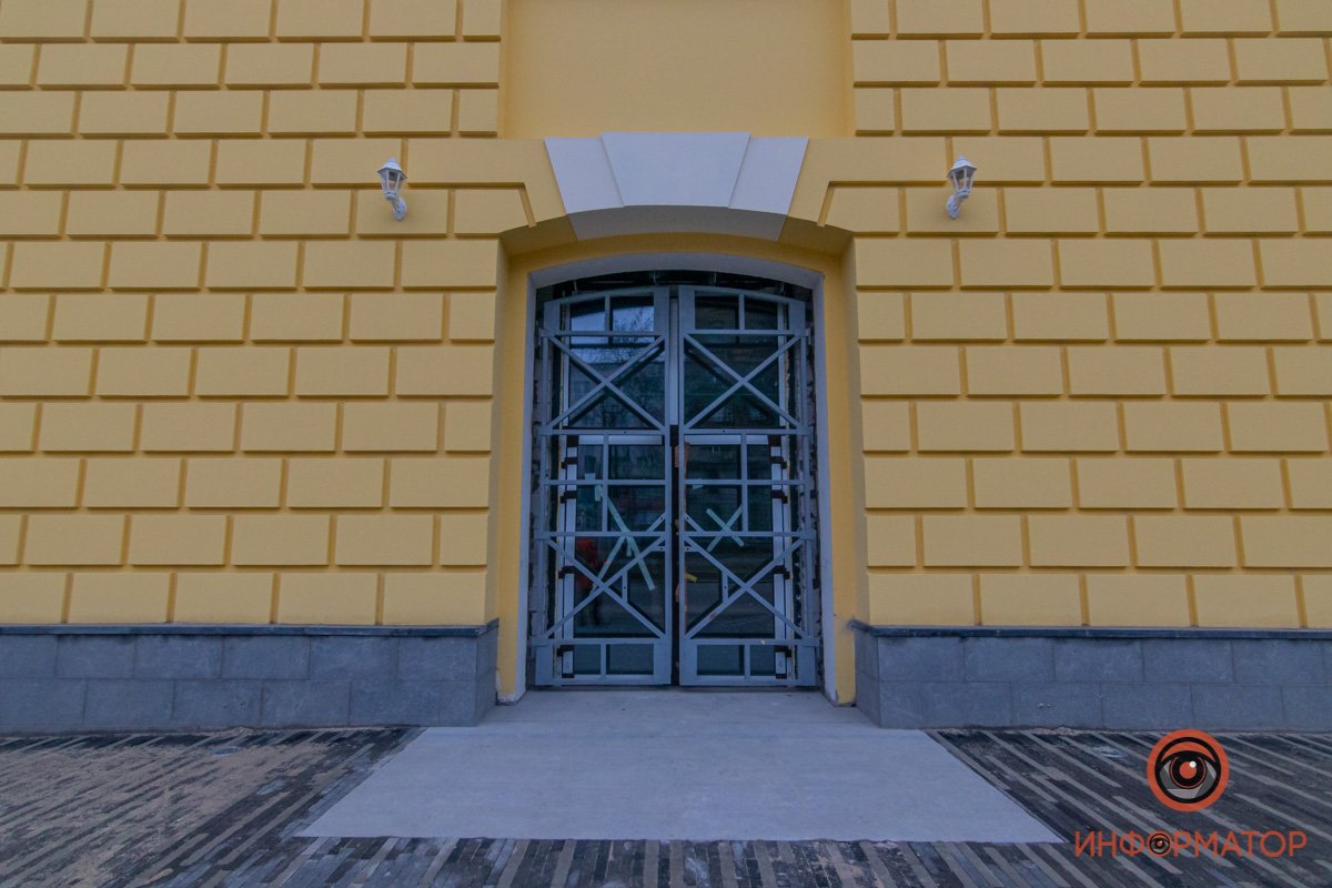 Окна и двери с решетками также новые