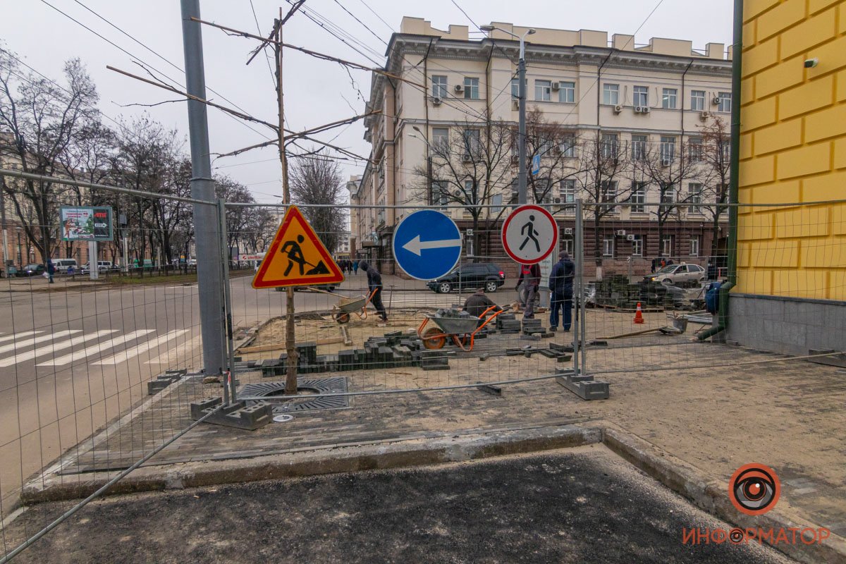 Со стороны улицы Привокзальной доделывают тротуар