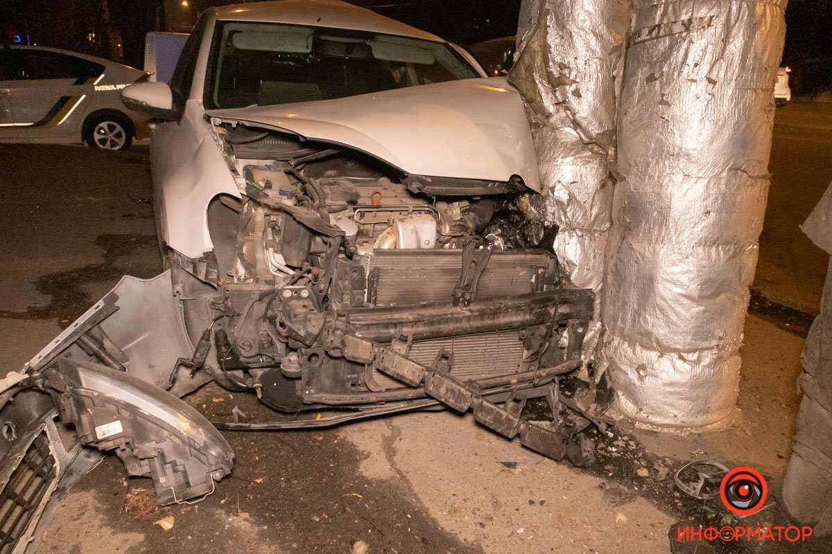 После удара Volkswagen вылетел на тротуар и врезался в трубы теплотрассы