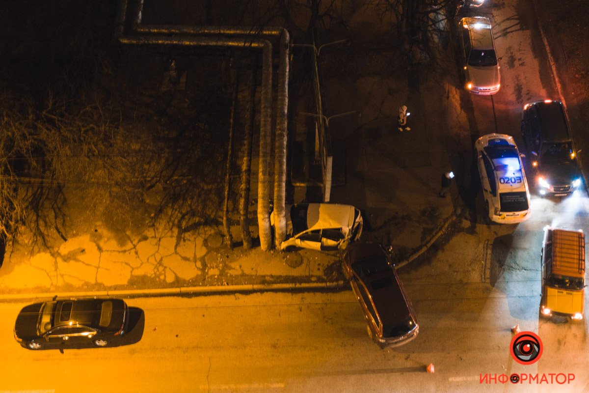 Авто влетело в теплотрассу