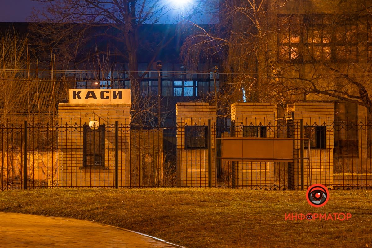 Вывеска "Кассы" не очень-то и гармонично смотрится на фоне органного зала Вывеска "Кассы" не очень-то и гармонично смотрится на фоне органного зала