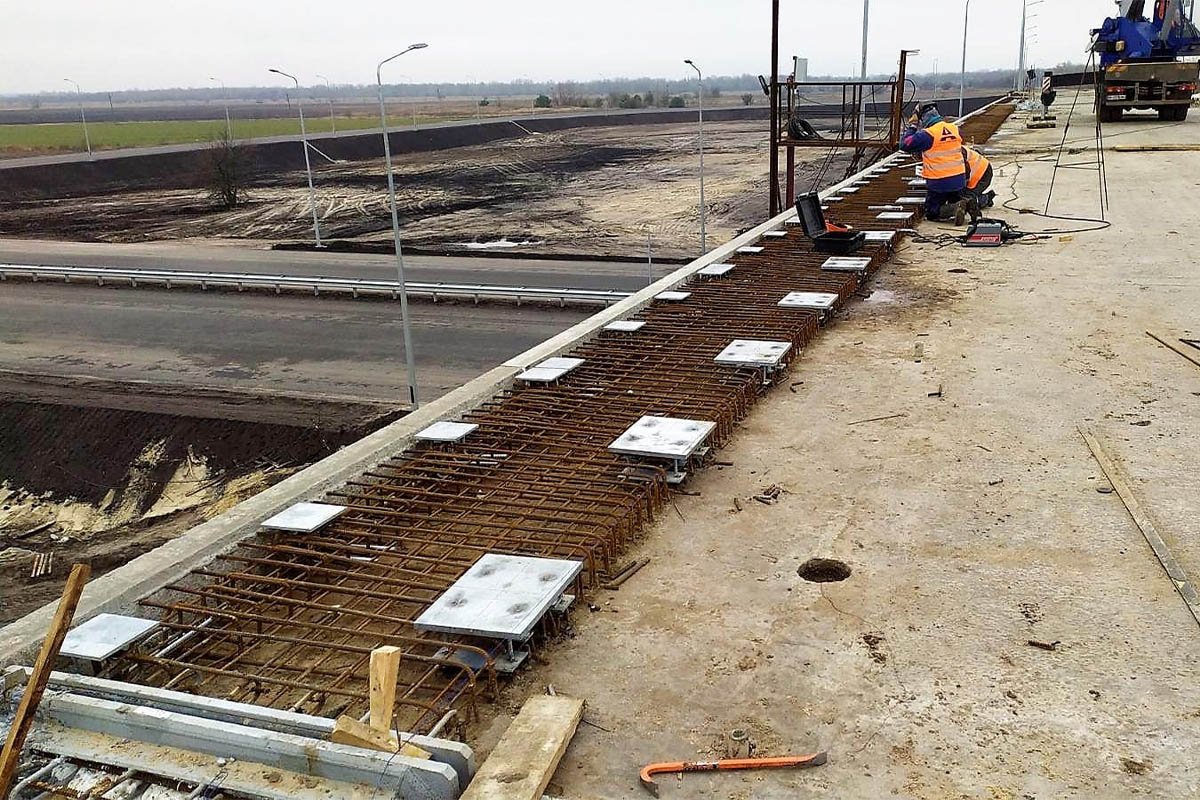 Сейчас строят развязку и мост через канал Сейчас строят развязку и мост через канал