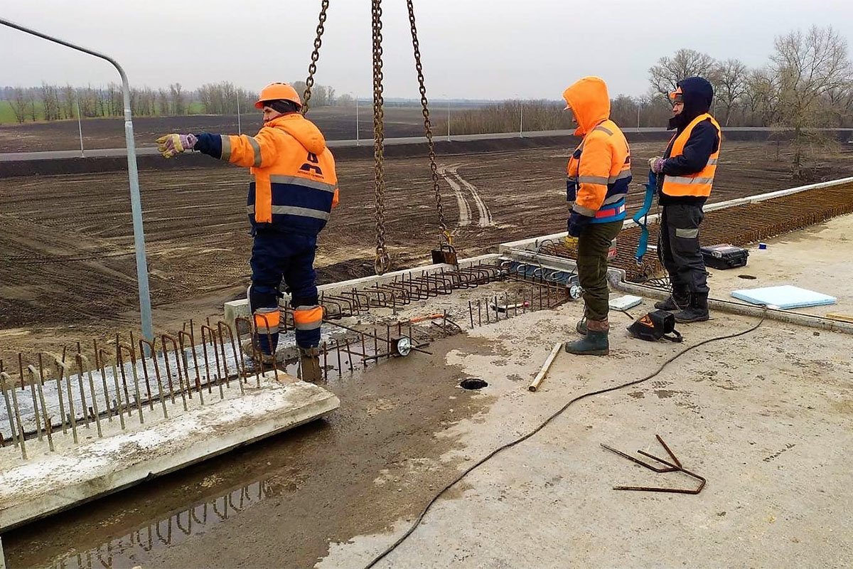 Работы не останавливаются и в праздничные дни Работы не останавливаются и в праздничные дни