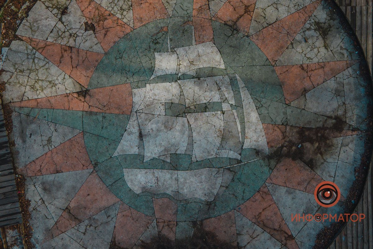 Узор в виде корабля на круглой площадке