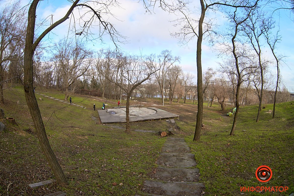 От площадки в разные стороны ведут ступени