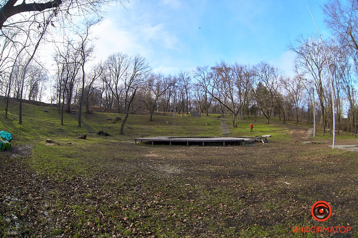 Вверху - Дворец студентов