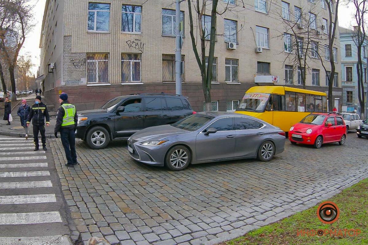 В центре города периодически собираются пробки В центре города периодически собираются пробки