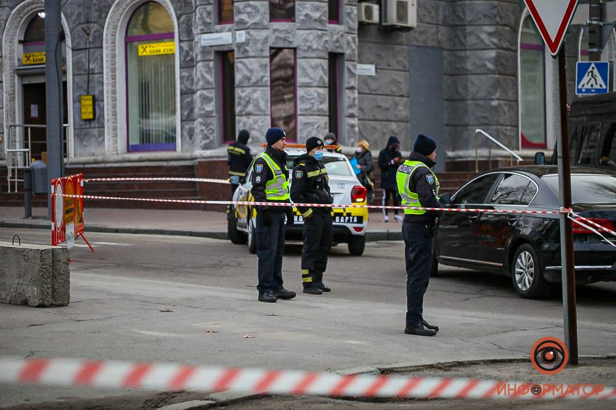 Территорию оградили сигнальными лентами Территорию оградили сигнальными лентами