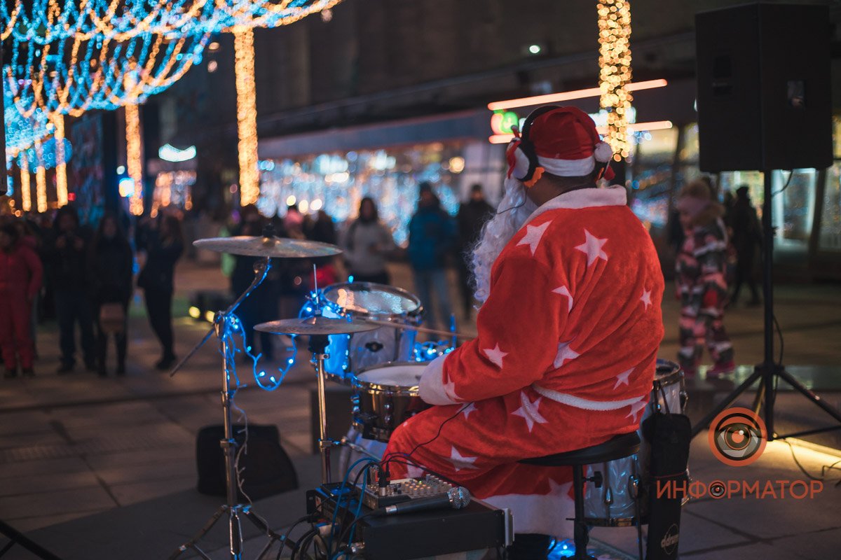 Видели когда-нибудь играющего на барабанах Деда Мороза? Видели когда-нибудь играющего на барабанах Деда Мороза?