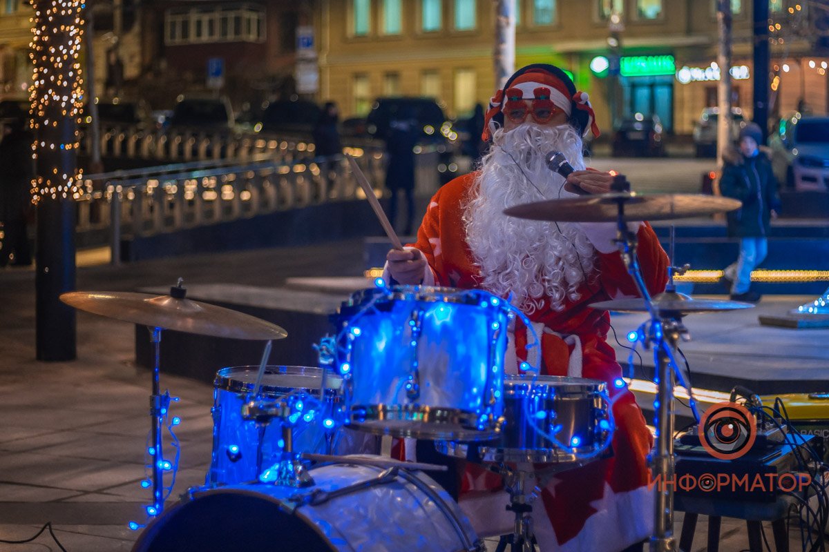 В самом центре Днепра тот самый волшебник из Лапландии решил устроить настоящий концерт В самом центре Днепра тот самый волшебник из Лапландии решил устроить настоящий концерт