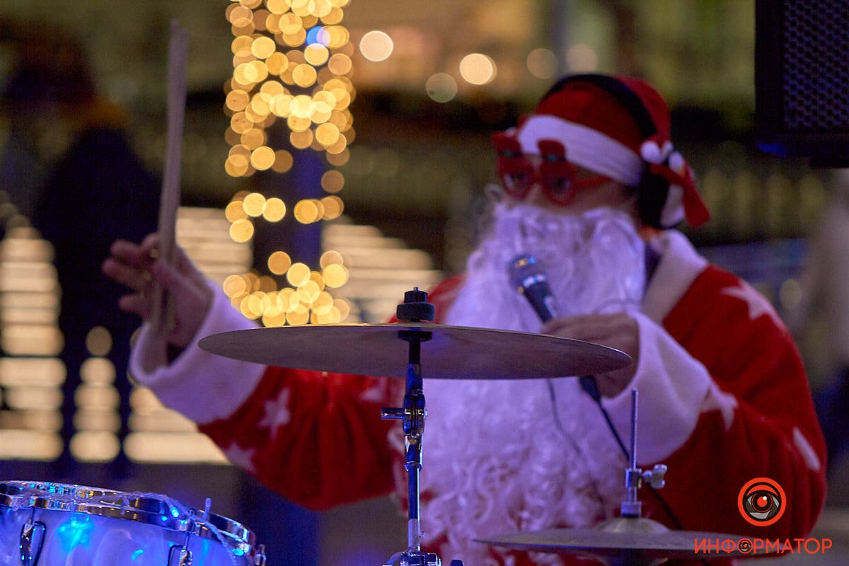 Поскольку зрители собрались разных возрастов, то и музыку он выбирал разную Поскольку зрители собрались разных возрастов, то и музыку он выбирал разную