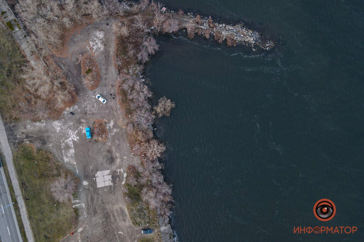 Тело в воде случайно обнаружил прохожий Тело в воде случайно обнаружил прохожий