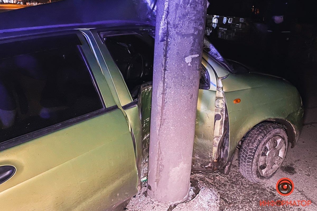 Автомобиль пересек две полосы и вылетел на тротуар где практическим на полном ходу врезался в электроопору Автомобиль пересек две полосы и вылетел на тротуар где практическим на полном ходу врезался в электроопору