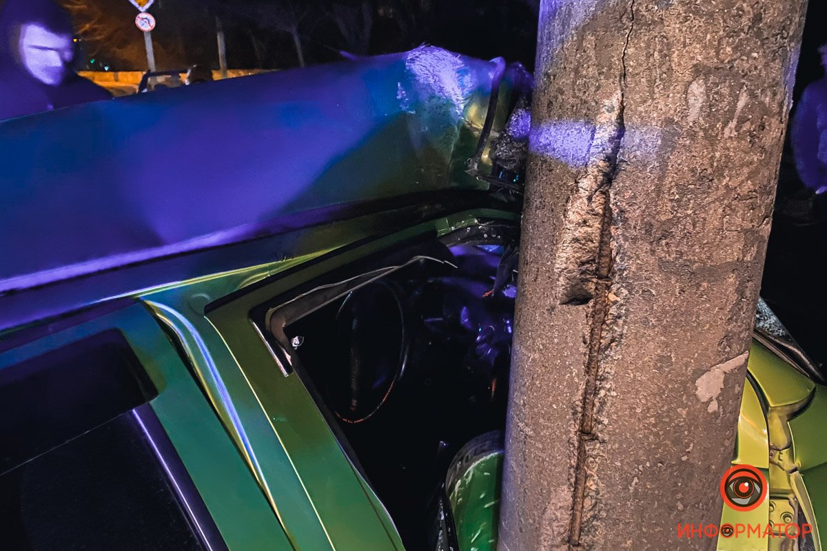 Кузов машины сильно деформировался, из-за чего водителя зажало в салоне Кузов машины сильно деформировался, из-за чего водителя зажало в салоне