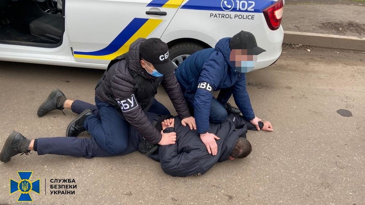 В Днепропетровской области задержали полицейского при получении взятки
