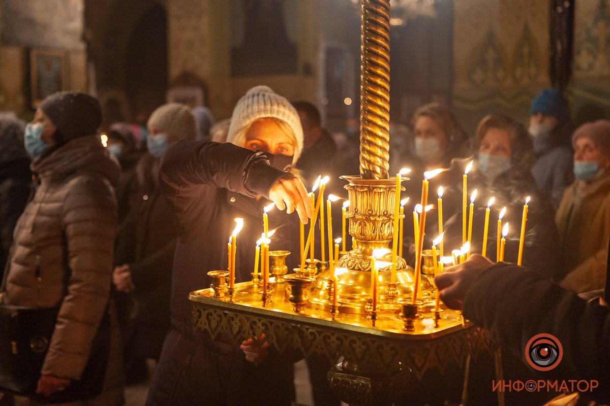 После посещения храма многие угощались, не отходя от святыни