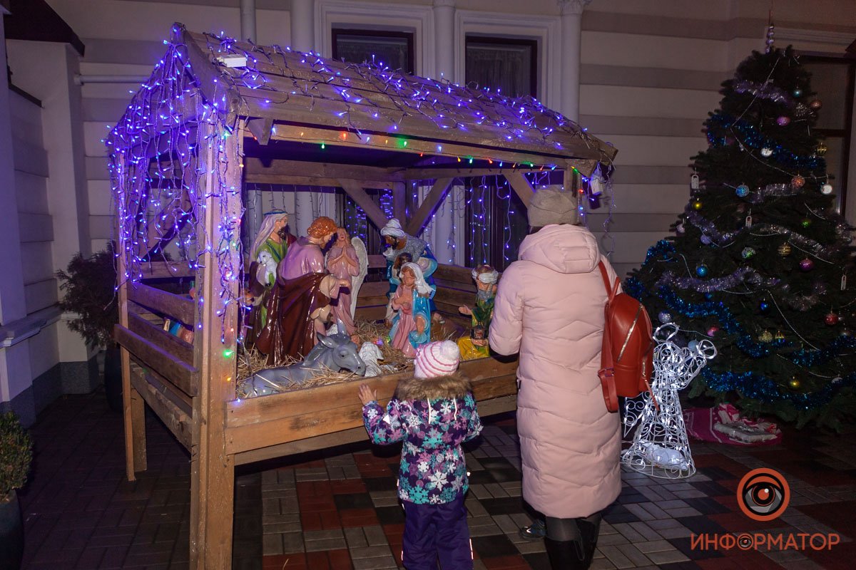 На входе в Церковь в честь иконы Божией матери "Нечаянной радости" стоит вертеп