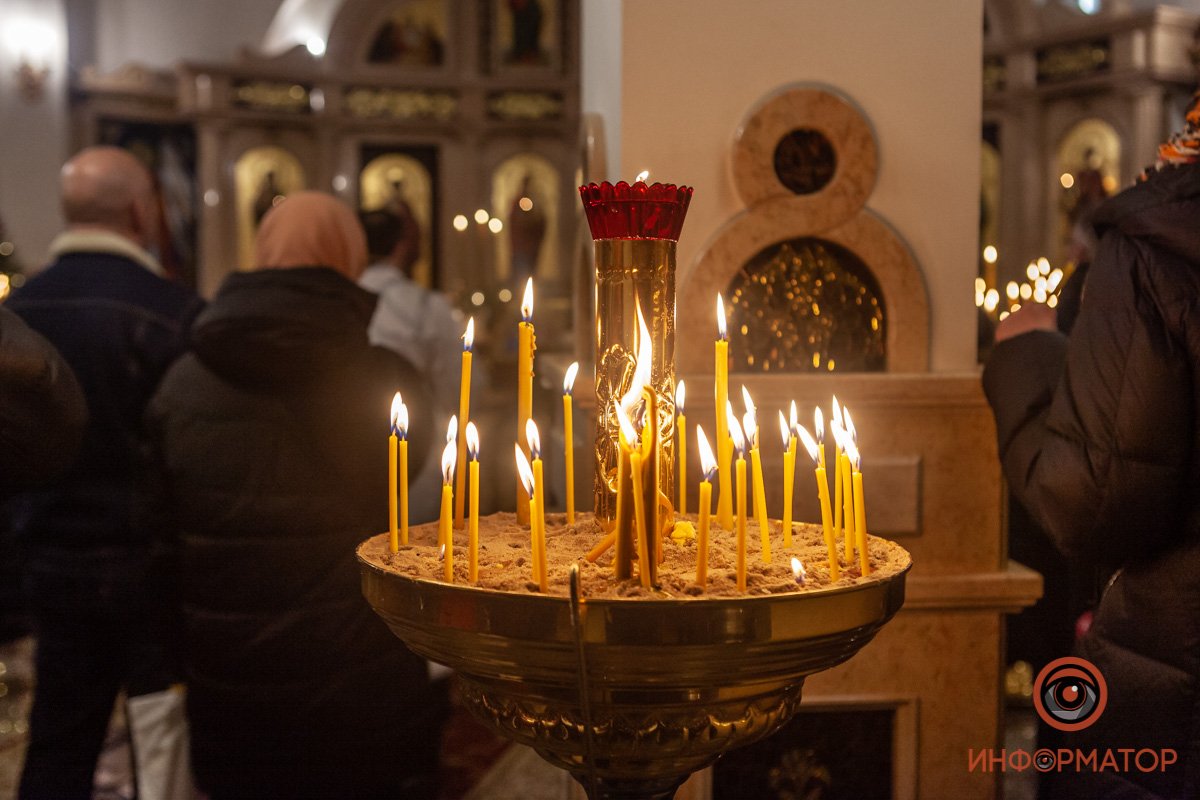 Вечерняя служба в церкви