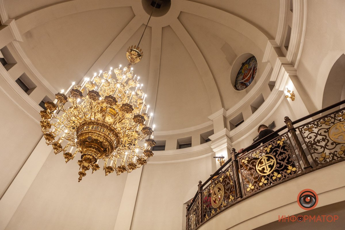 Торжественно