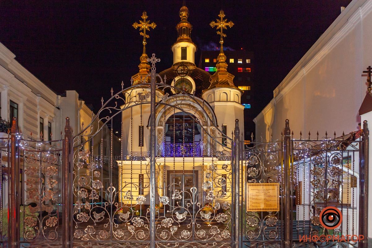 В полночь ворота храма оказались закрыты