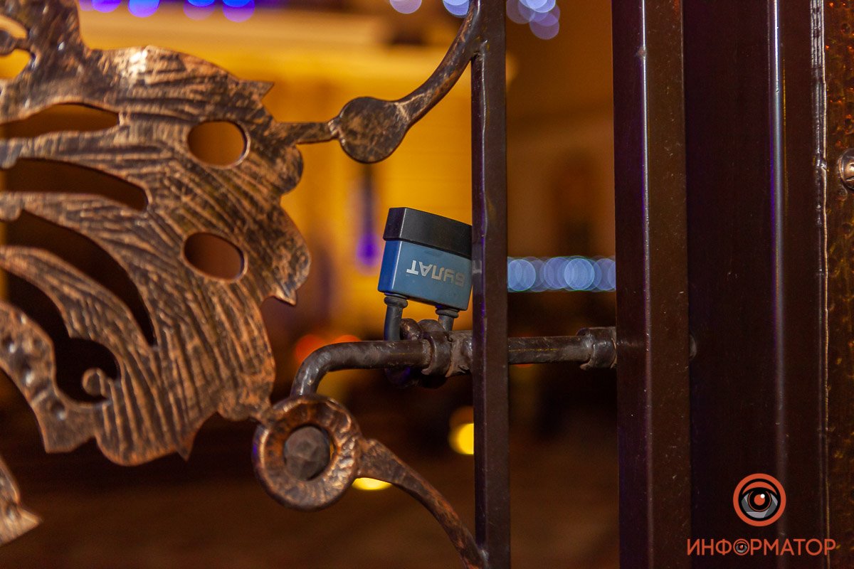 На воротах висели замки