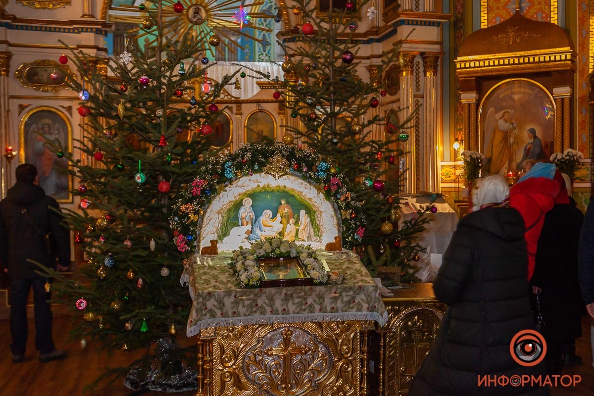 Внутри несколько елочек