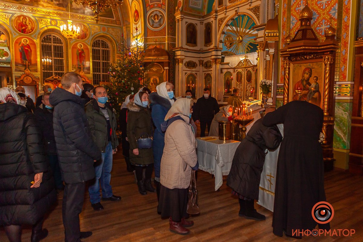 Людям напоминали о дистанции