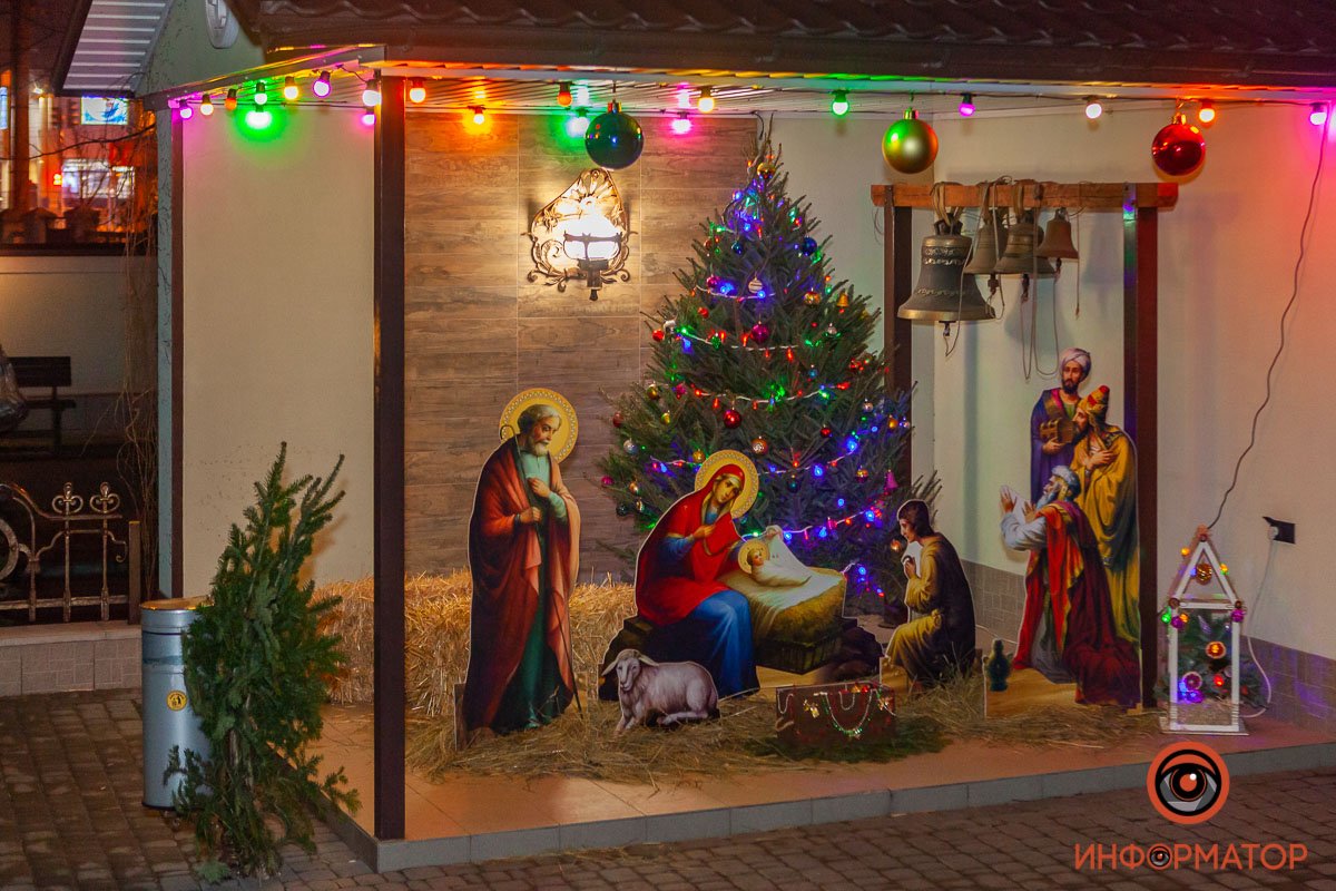Вертеп на входе в Свято-Благовещенский храм