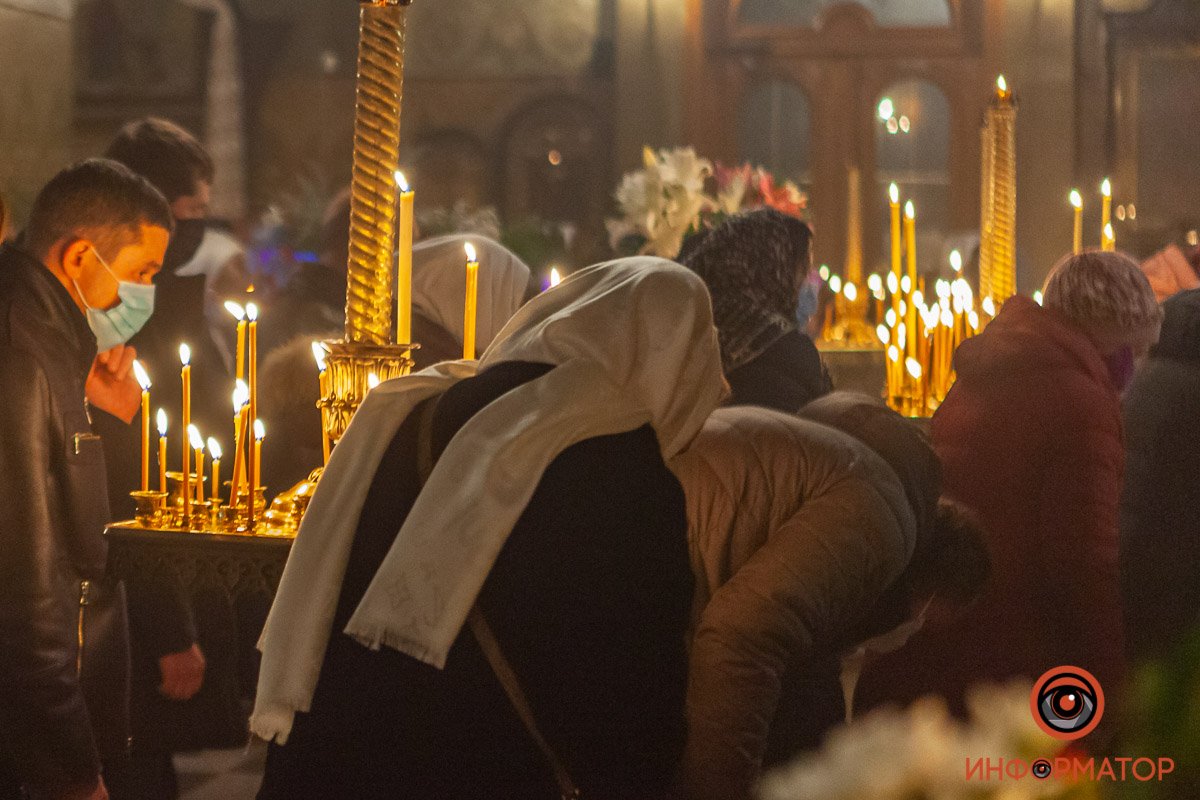 На полу разметка для дистанции никого не смущала