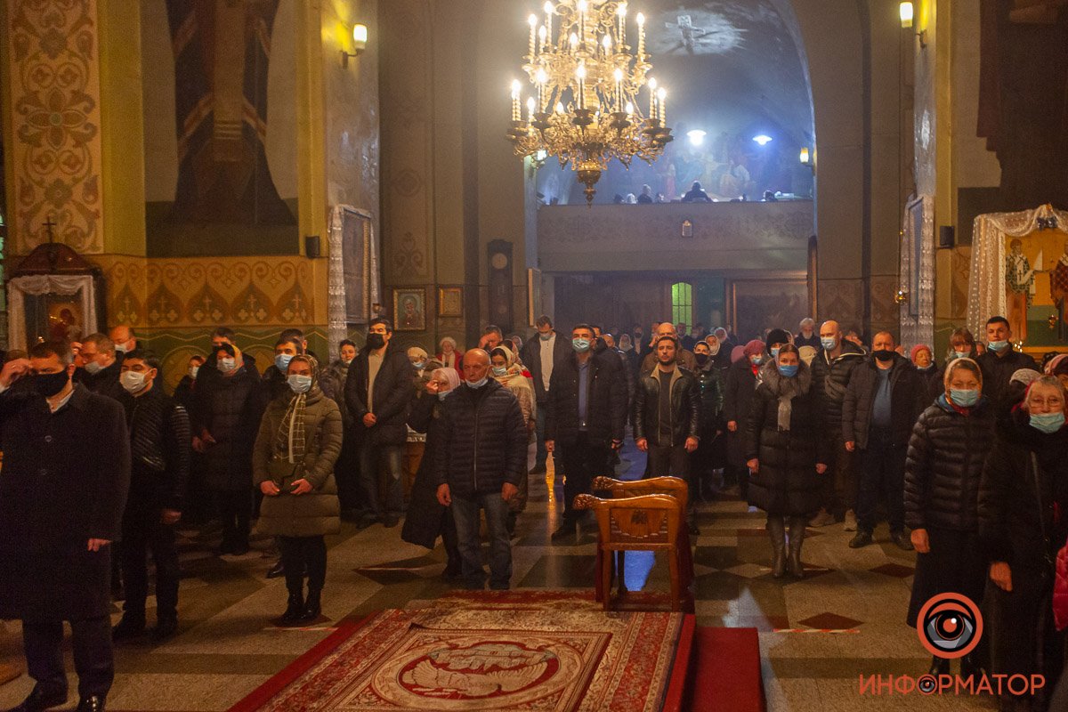 Кто-то стоял в стороне от других