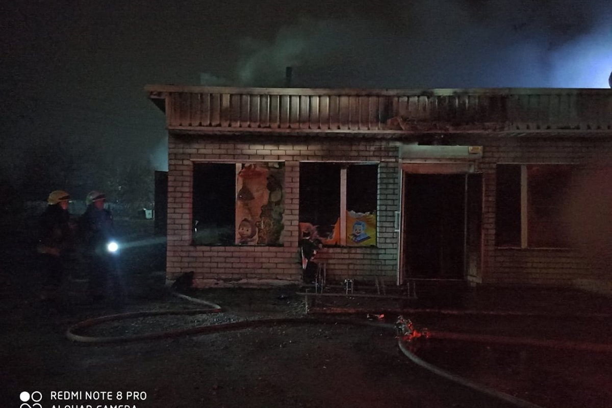 Огонь повредил крышу и внутреннее имущество