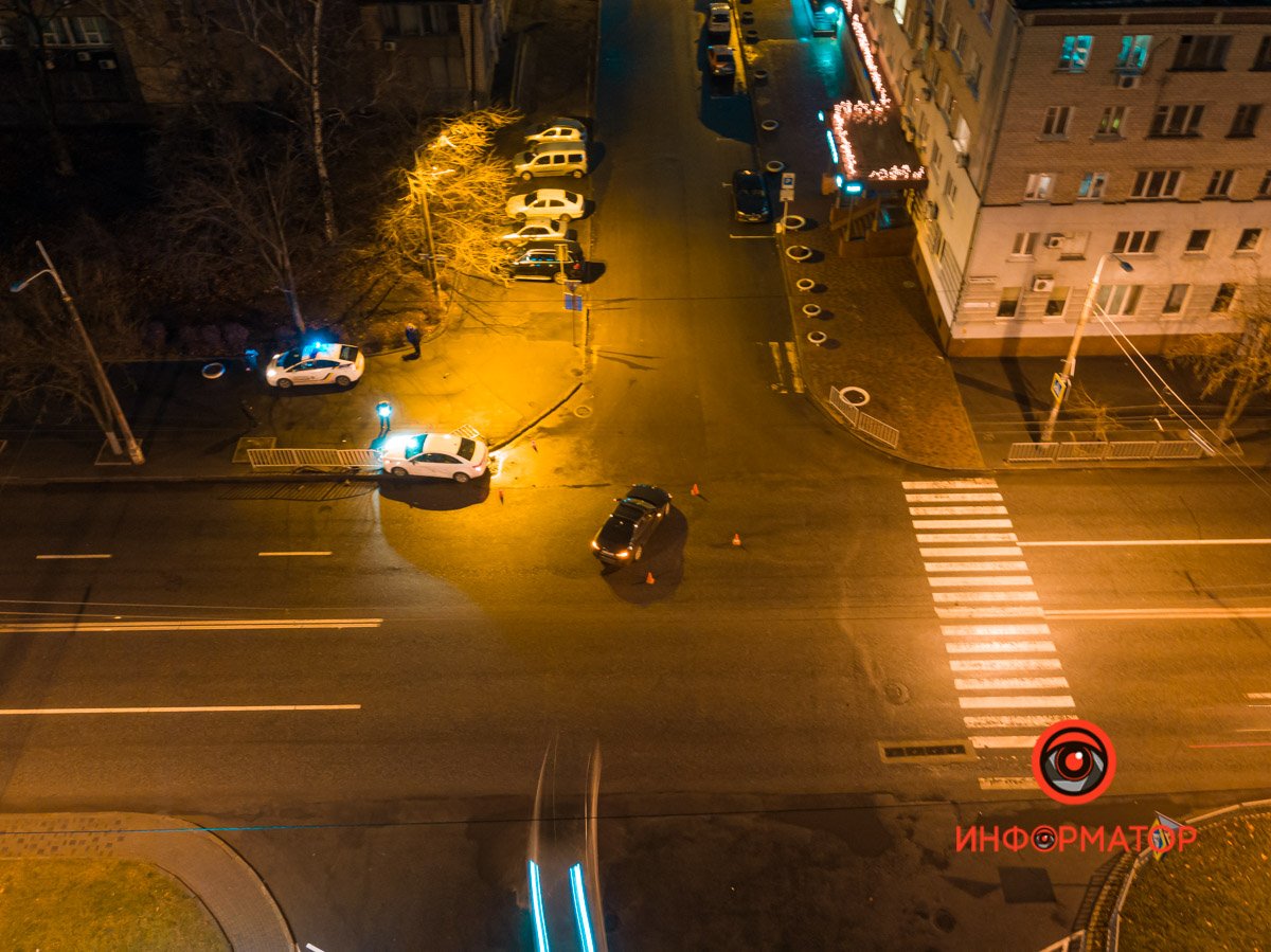 В Днепре на Сичеславской Набережной возле "Поплавка" Chevrolet столкнулся с BMW и влетел в забор 1