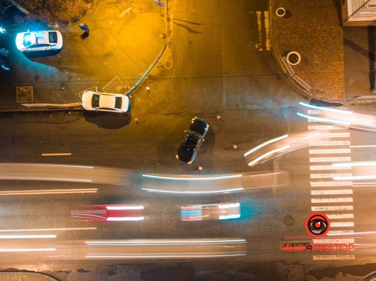 В Днепре на Сичеславской Набережной возле "Поплавка" Chevrolet столкнулся с BMW и влетел в забор 2