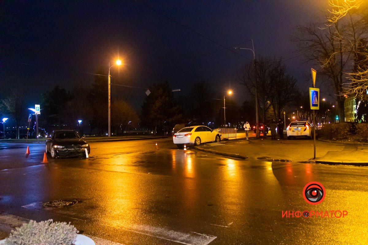 В Днепре на Сичеславской Набережной возле "Поплавка" Chevrolet столкнулся с BMW и влетел в забор 3
