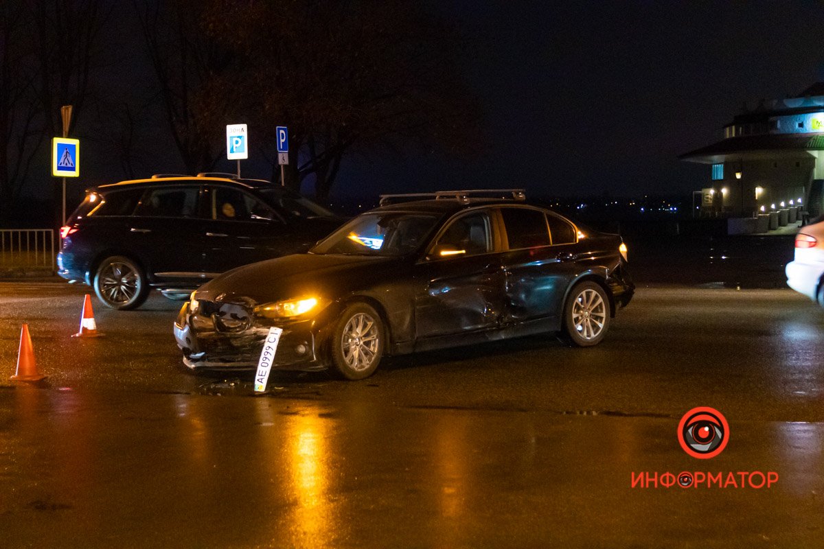 В Днепре на Сичеславской Набережной возле "Поплавка" Chevrolet столкнулся с BMW и влетел в забор 4