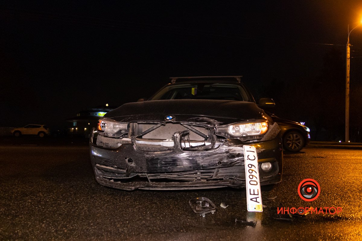 В Днепре на Сичеславской Набережной возле "Поплавка" Chevrolet столкнулся с BMW и влетел в забор 5