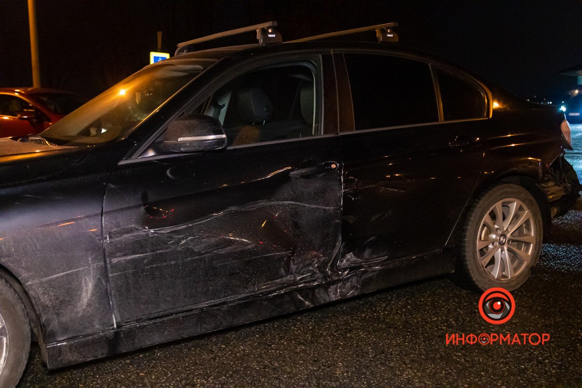 В Днепре на Сичеславской Набережной возле "Поплавка" Chevrolet столкнулся с BMW и влетел в забор 6
