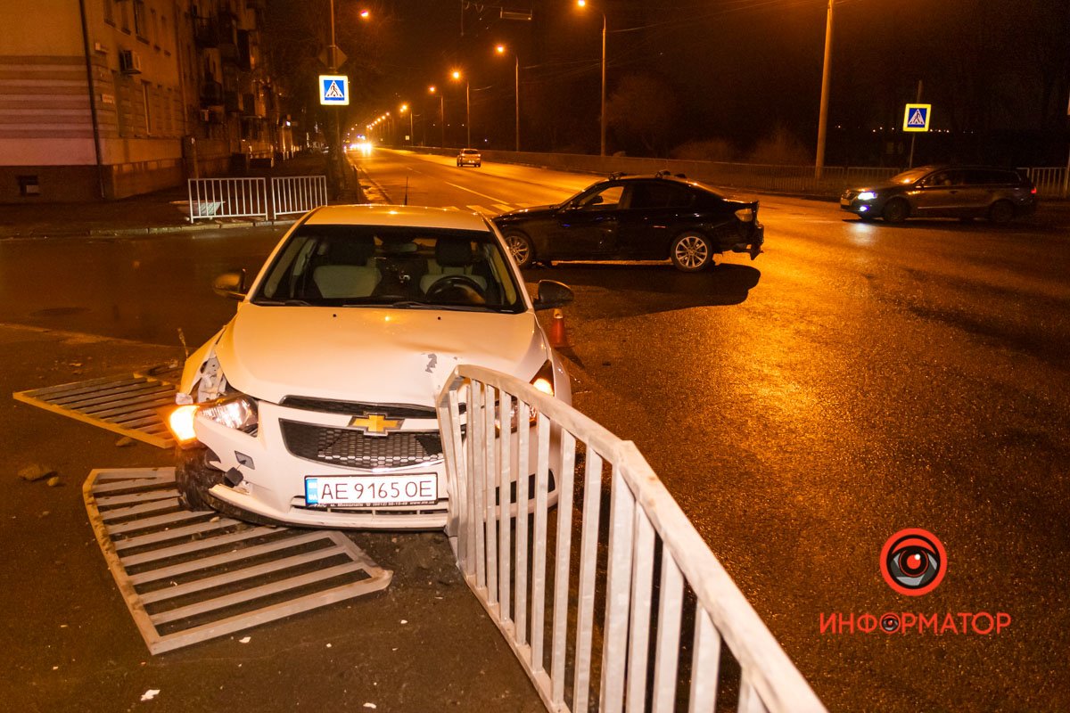 В Днепре на Сичеславской Набережной возле "Поплавка" Chevrolet столкнулся с BMW и влетел в забор 8