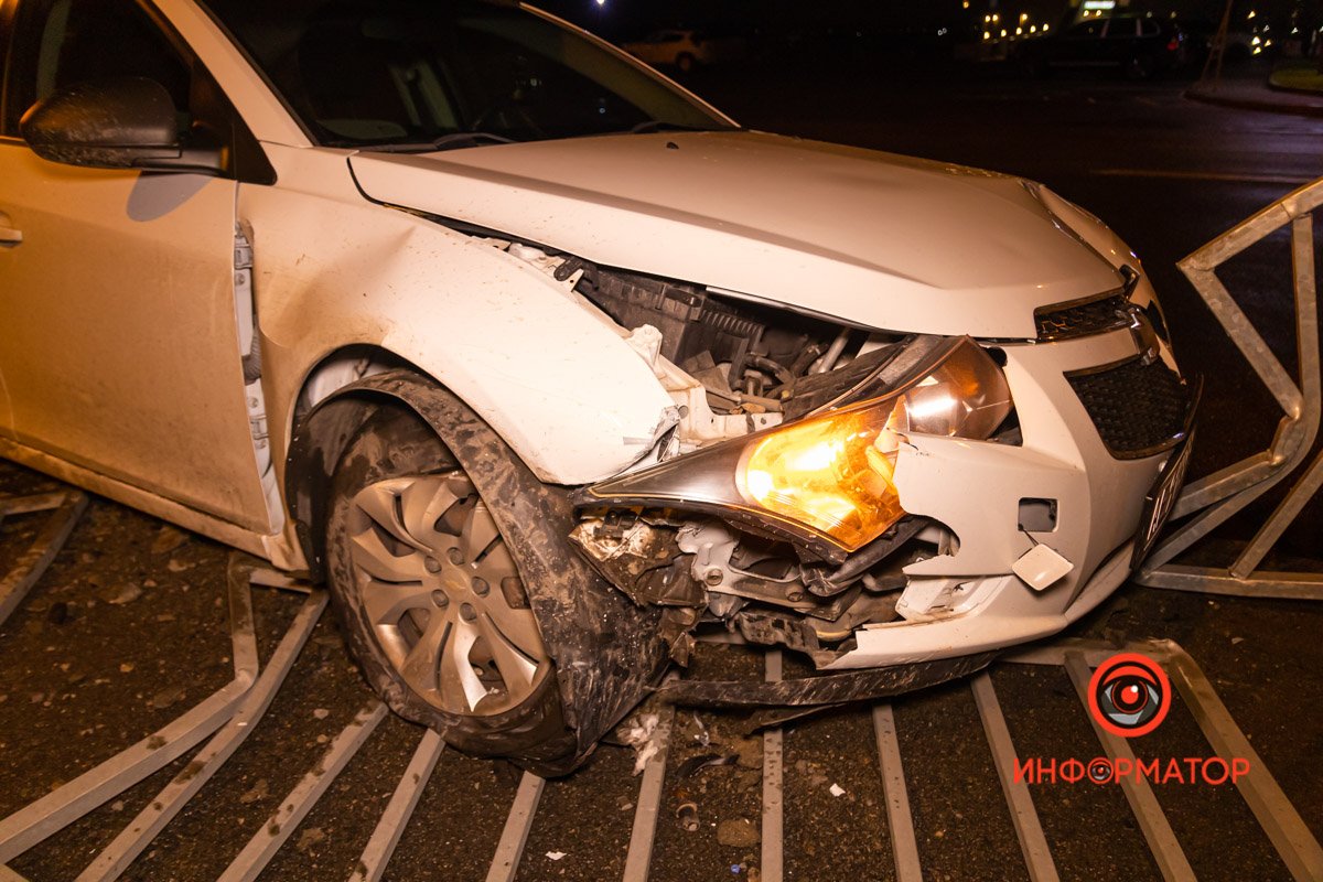 В Днепре на Сичеславской Набережной возле "Поплавка" Chevrolet столкнулся с BMW и влетел в забор 9
