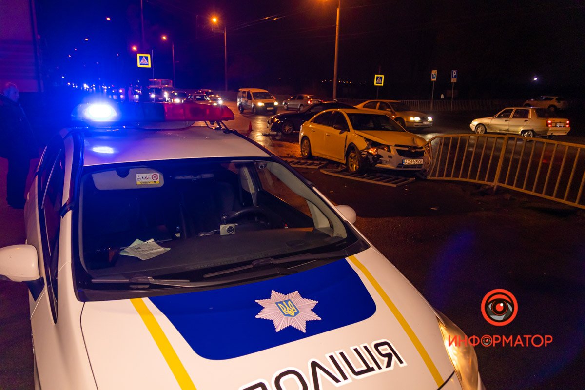 В Днепре на Сичеславской Набережной возле "Поплавка" Chevrolet столкнулся с BMW и влетел в забор 10