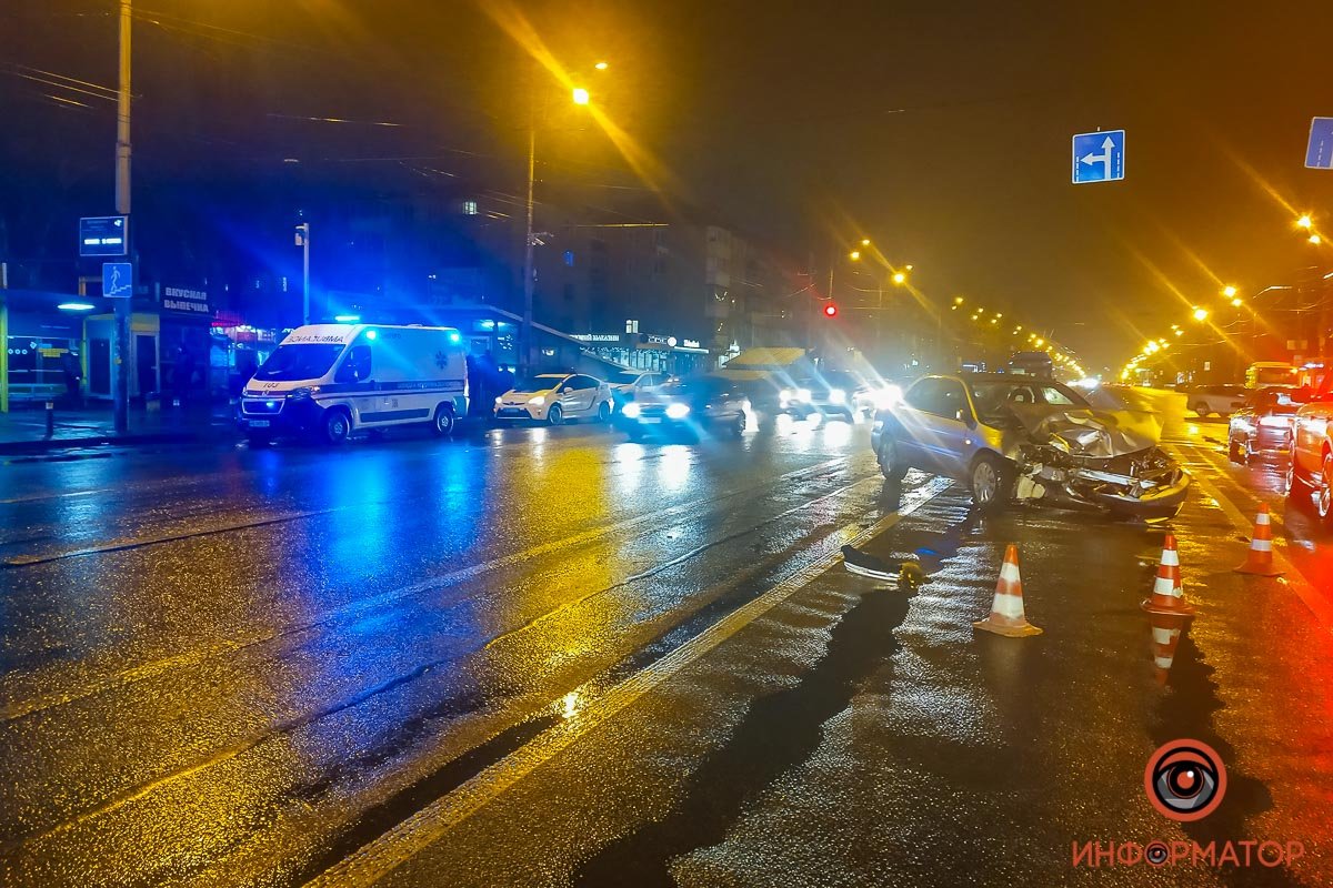 На Слобожанском столкнулись Nissan и Mitsubishi На Слобожанском столкнулись Nissan и Mitsubishi